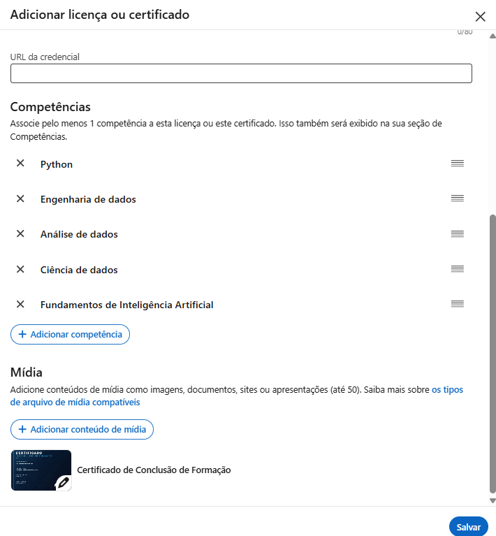 Parte inferior do formulário do LinkedIn com as competências associadas e o certificado anexado em Mídia, com o botão Salvar
